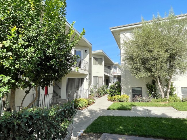 Foto del edificio - 2841 Montrose Ave