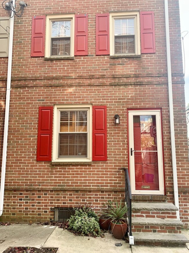 Building Photo - Amazing 2-Bedroom Townhouse Located in Bella Vista! Available mid-July!