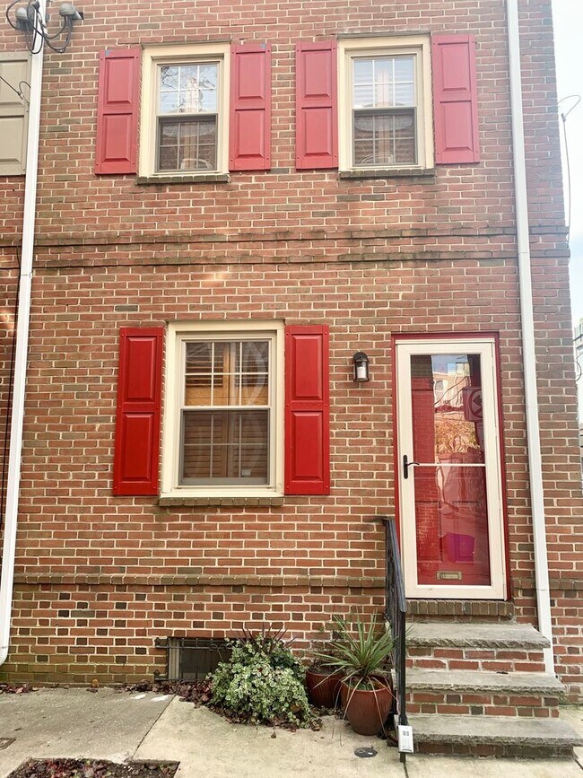 Foto del edificio - Amazing 2-Bedroom Townhouse Located in Bella Vista! Available mid-July!