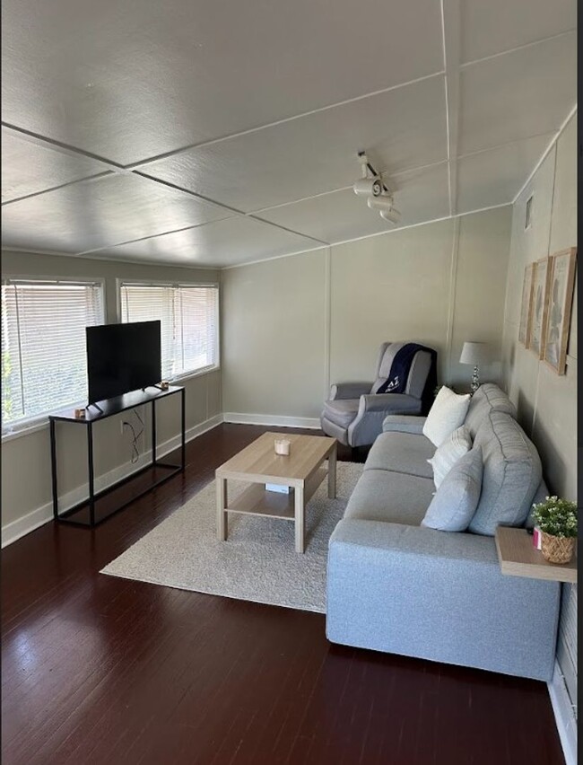 Building Photo - Charming 1/1 Home Just Minutes from Campus