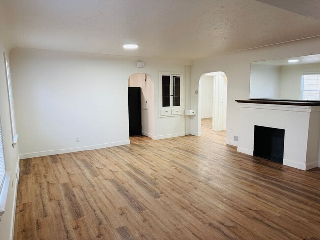 Building Photo - Freshly Remodeled with Garage and Yard