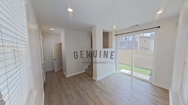 Building Photo - 3Bd 2.5Ba Townhouse w/Rooftop Deck