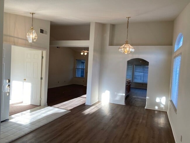 Building Photo - Woodcreek Oaks area 4 bedroom.