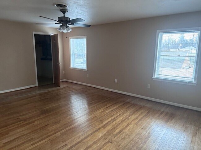 Foto del edificio - Spacious 2nd floor 3 Bedroom Apartment