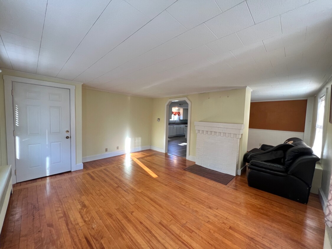 Foto principal - 216 Pine Point Rd