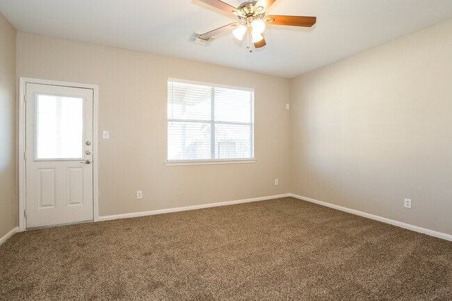 Foto del edificio - 6015 Starbrook Creek Dr