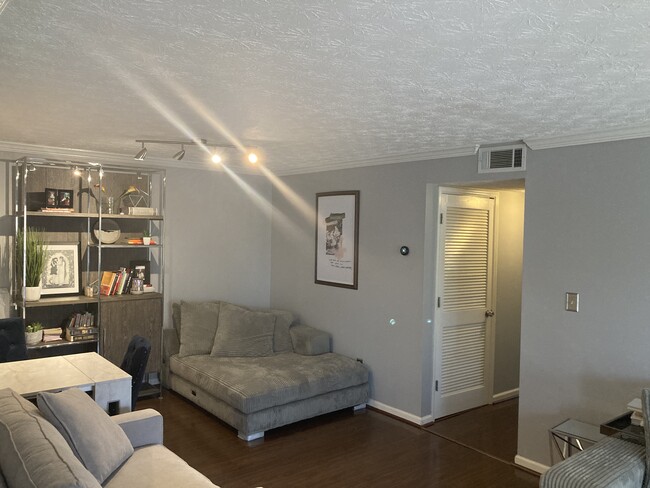 Dining area but can be used for multi- purpose living space - 2901 Lenox Rd NE