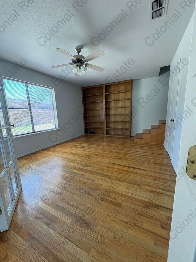 Building Photo - Spacious 3 bedroom, 3 bathroom home on the golf course.