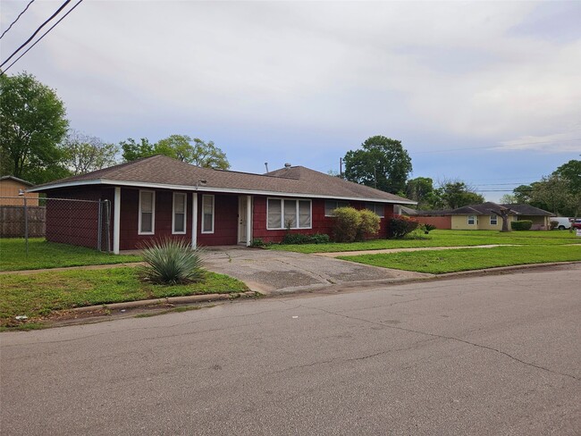Building Photo - 6903 Kingsway Dr