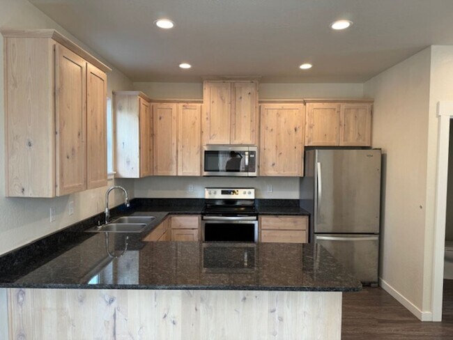 Building Photo - New on Market/ Large Townhome in Phoenix