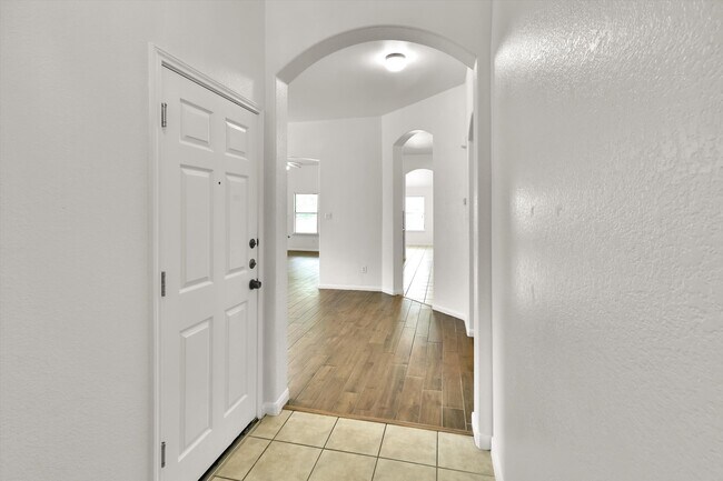 Foto del edificio - 808 Meadow Bluff Ct