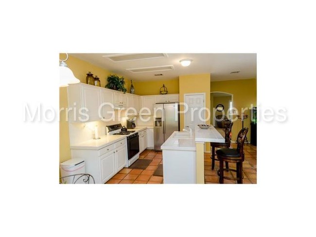 Building Photo - 2100 Lobelia Dr