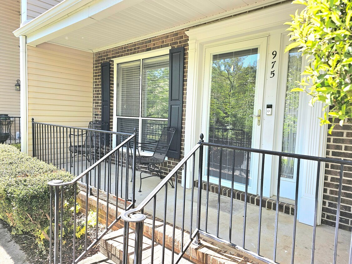 Primary Photo - 975 Surry Ln