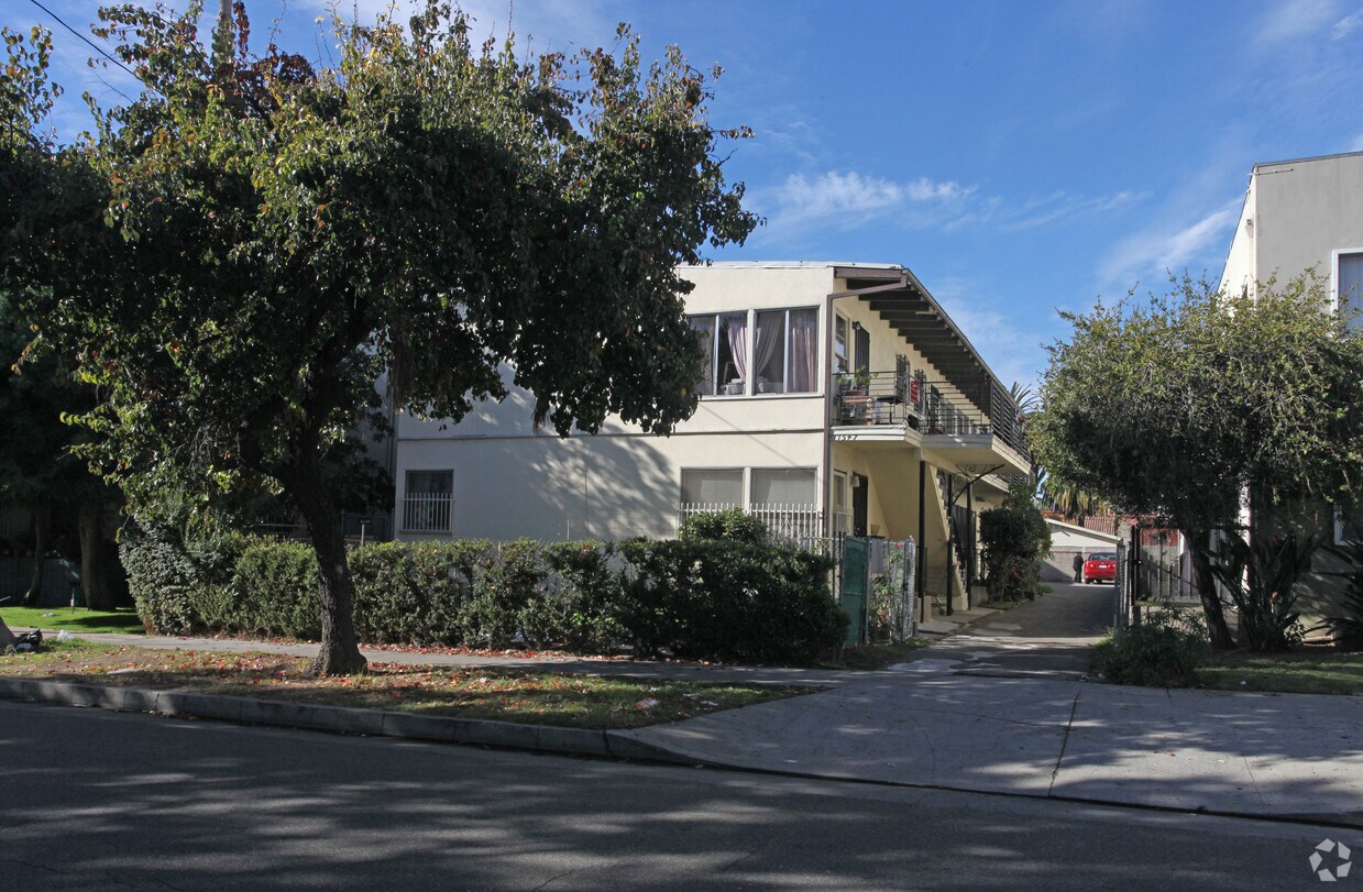 Primary Photo - 1547 N Alexandria Ave