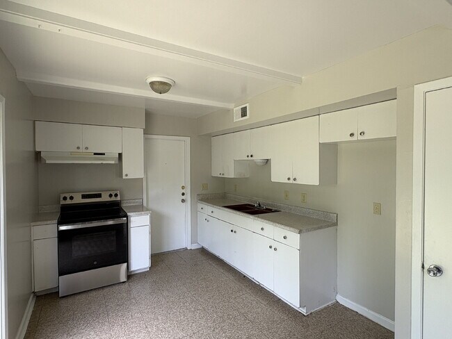 Building Photo - 3-Bed, 2-Bath Apple Valley Drive