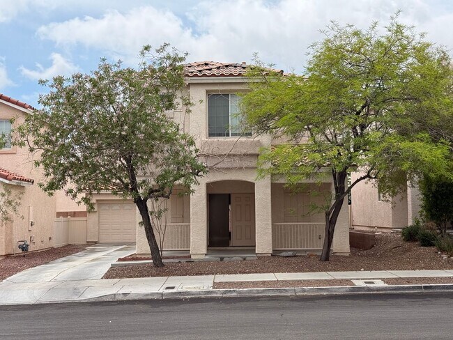 Building Photo - Spacious 3 Bedroom