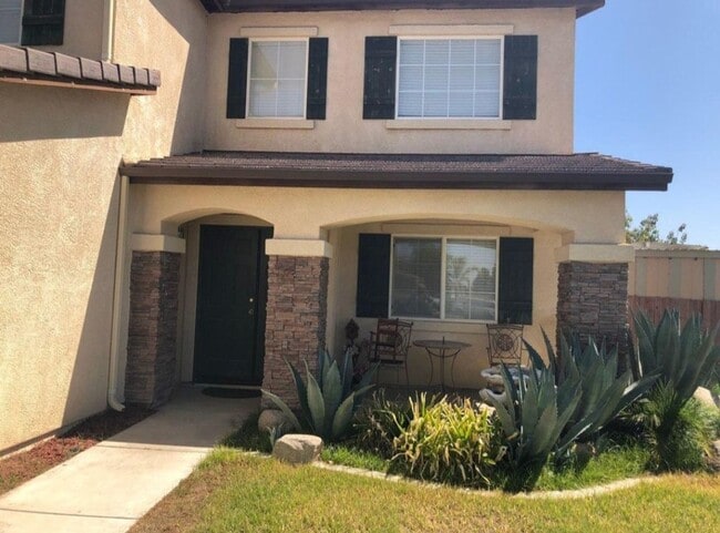 Building Photo - BEAUTIFUL 5 BEDROOM HOME WITH POOL!!