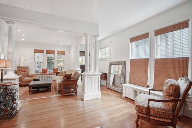 Foto del edificio - Cleveland Park 4 Bedroom plus den, 3.5 Bath