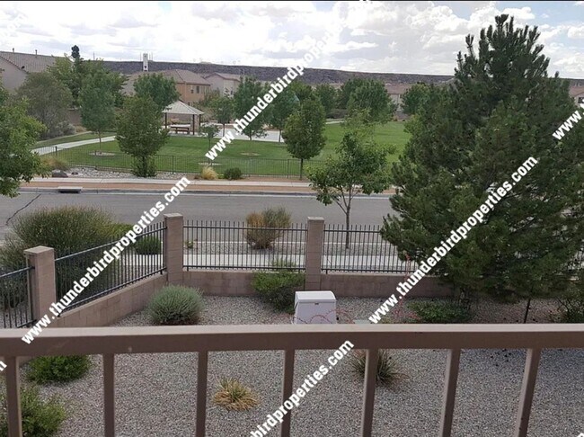 Foto del edificio - Gated Community available NOW!
