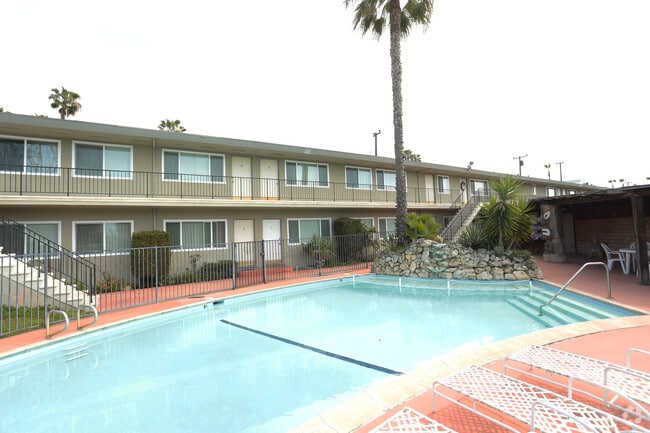 Building Photo - Pacific Apartment Homes @ 1620 E Maple