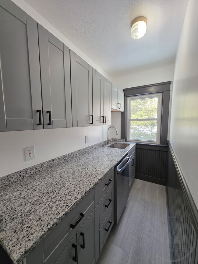 Building Photo - 49 Fenwood Ave