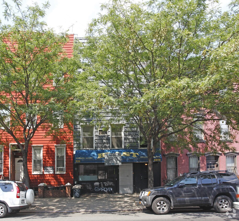 Building Photo - 721 Metropolitan Ave