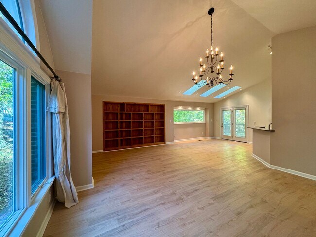Building Photo - Wonderful Carrboro house with a walk out l...