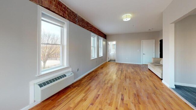 Building Photo - 231 E North Ave