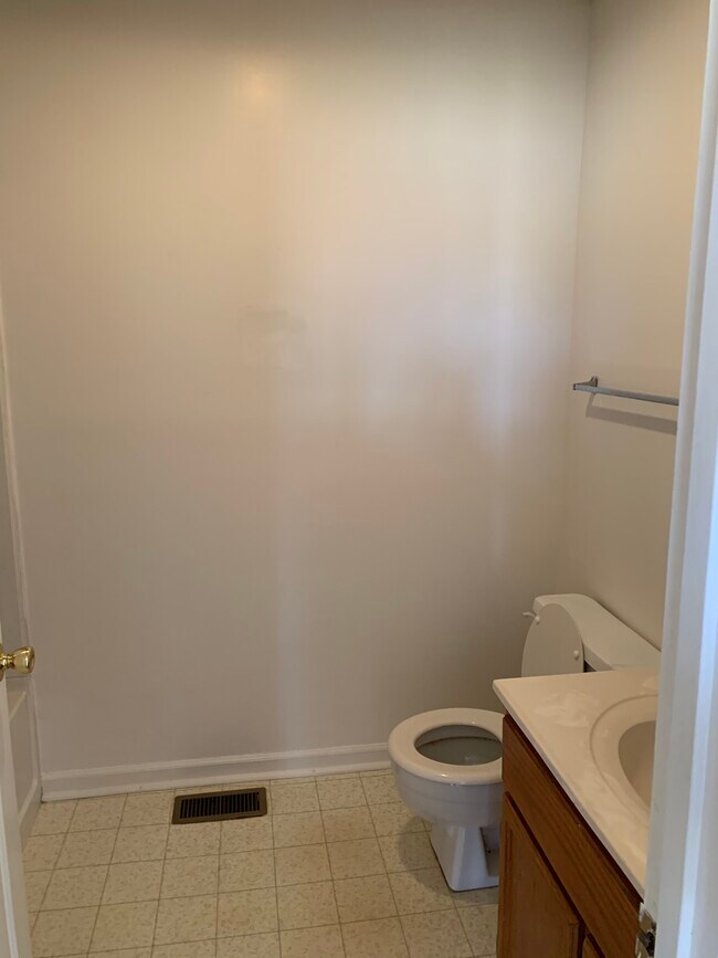 Foto del edificio - 2414-2413 3 Oaks Rd
