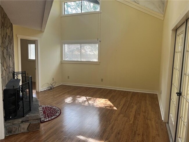 Building Photo - 3208 Lake Rd Cir
