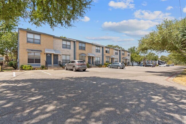 Foto del edificio - 3004 Whisper Oaks Ln