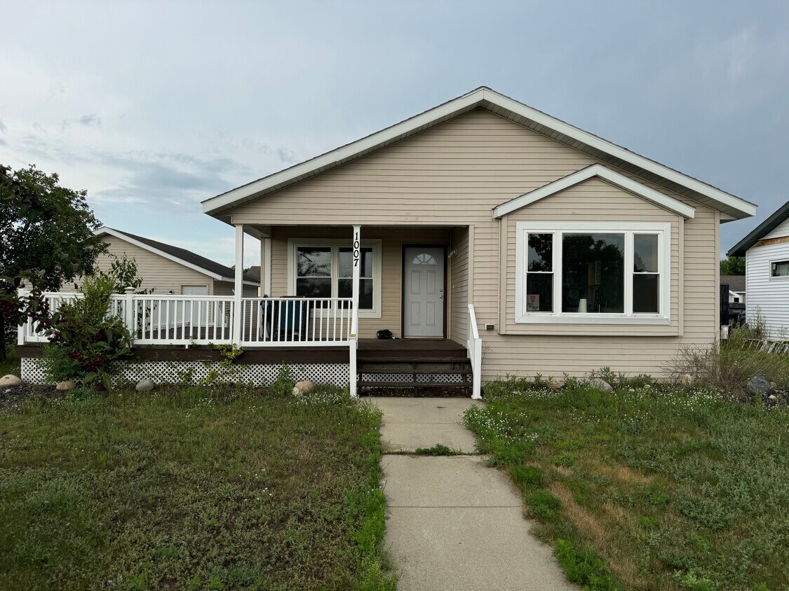 Primary Photo - 1007 Pleasant Ave S