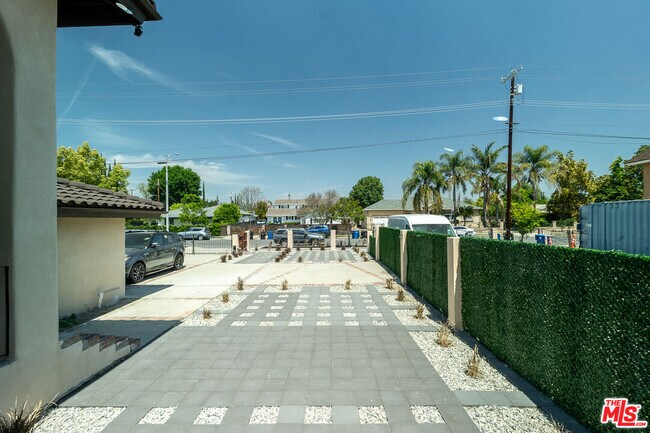 Foto del edificio - 20456 Strathern St