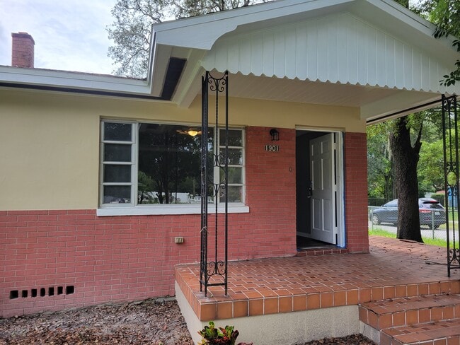 Building Photo - 1901 E Noel St