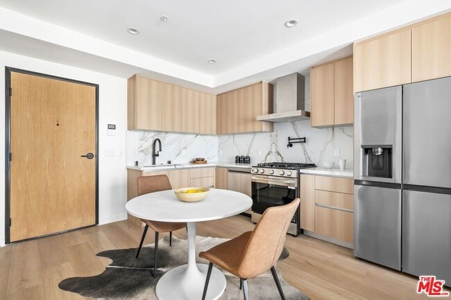 Building Photo - 1463 1/2 S Beverly Dr