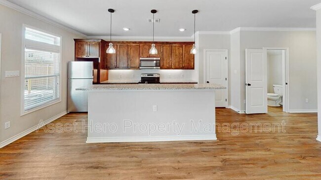 Building Photo - 909 Montclair Ave