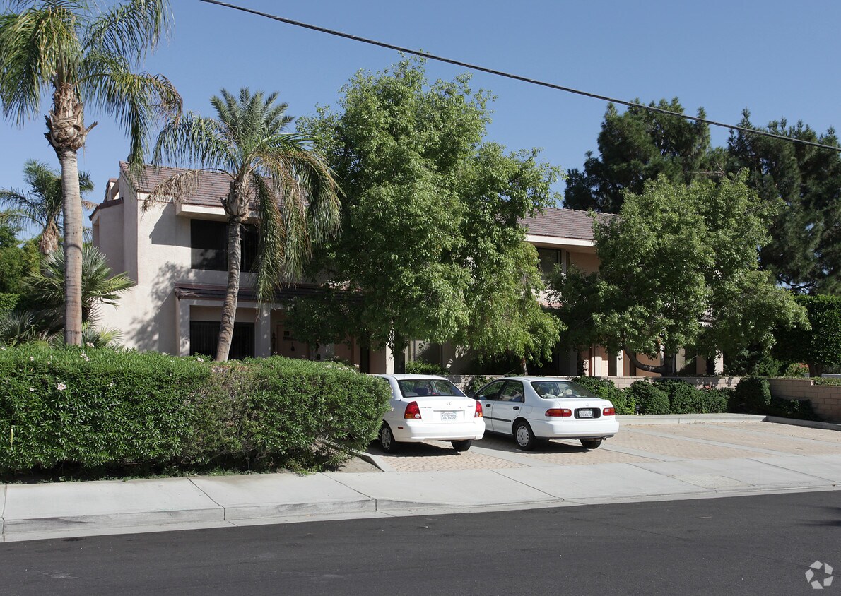Building Photo - 401 N Vista Chino Rd
