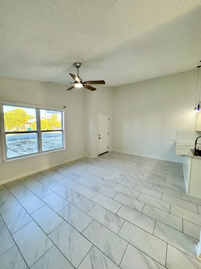 Building Photo - 5417 Sunset Ave