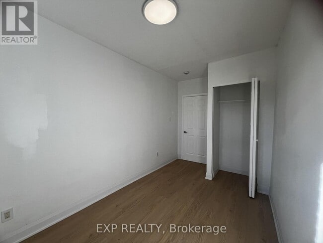 Photo du bâtiment - 804A St Clair Ave W