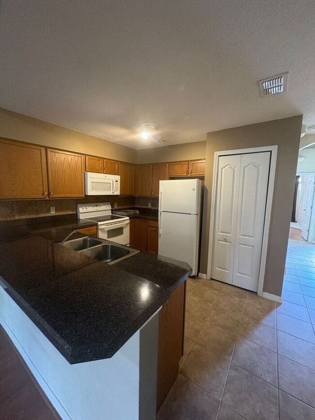 Building Photo - 3 Bedroom 2 Bath - Lovely and Cozy Condo f...