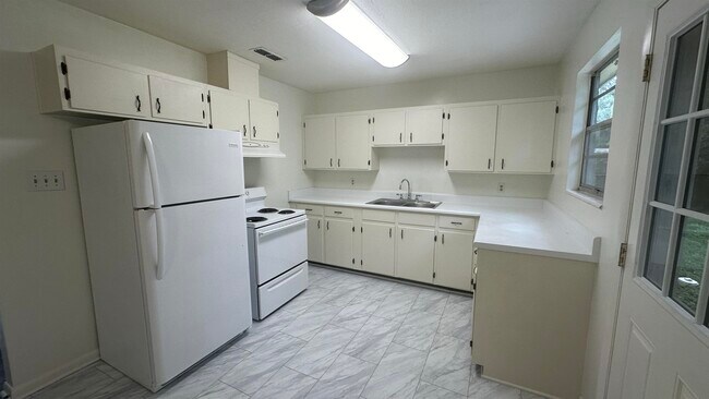 Building Photo - 2034 Harriet Dr