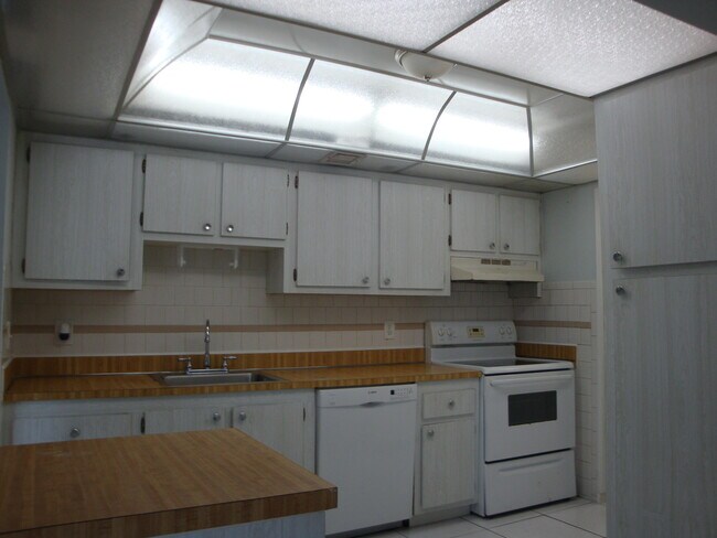 Building Photo - 1840 Fairview Villas Dr