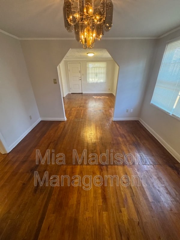 Building Photo - 1026 W 41st St