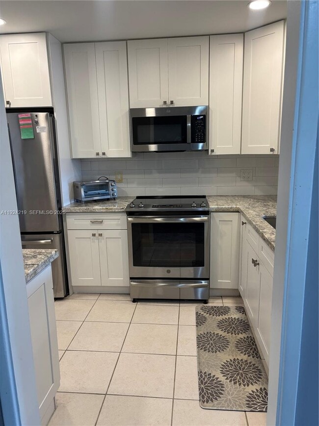 Building Photo - 2900 N Palm Aire Dr