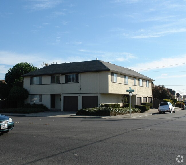 Building Photo - 470 42nd St