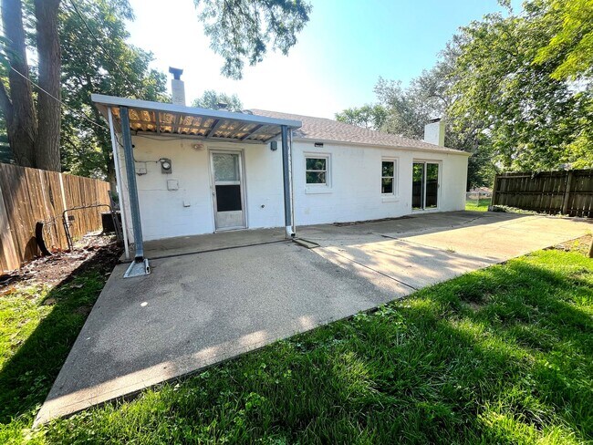 Foto del edificio - Charming 2 Bed / 1 Bath Home in Omaha – Fe...