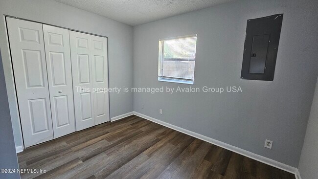 Building Photo - 5927 Ridgeway Rd E