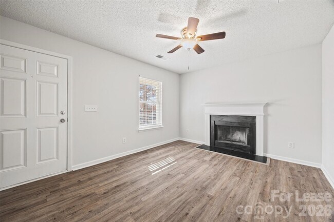 Foto del edificio - 1411 Swaying Branch Ln