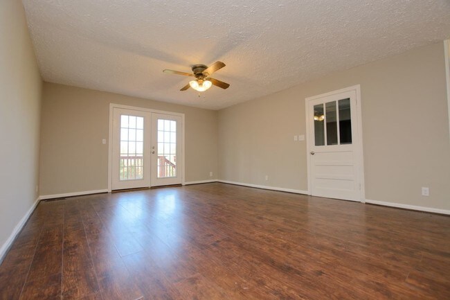 Building Photo - 146 E Side Drive