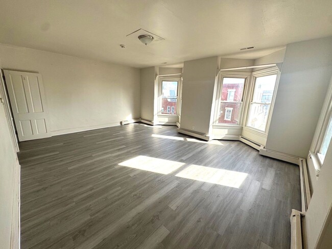 Building Photo - Spacious 3 Bedroom Apartment